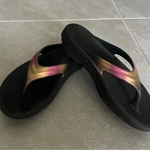 OOFOS Women's Black Flip Flops with Pink and Gold Accent